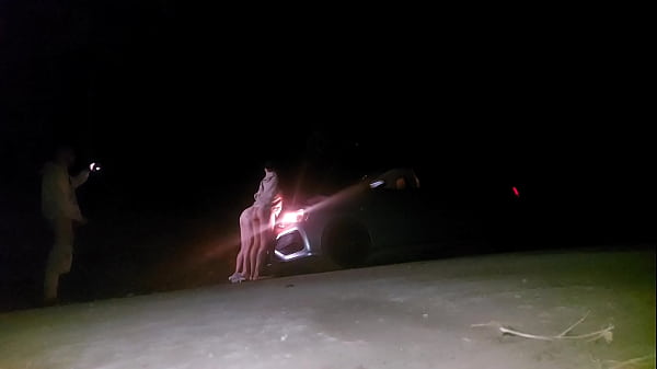 Motorista de aplicativo fode duas passageiras na estrada 