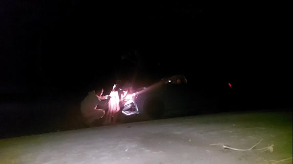 Motorista de aplicativo fode duas passageiras na estrada 