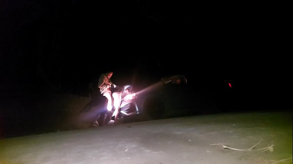 Play MP4 - MOTORISTA de aplicativo fode duas PASSAGEIRAS na estrada