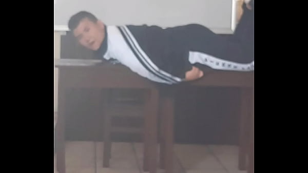 Gordo puto pide verga a gritos muy fuerte pero no le dan por donde quiere 