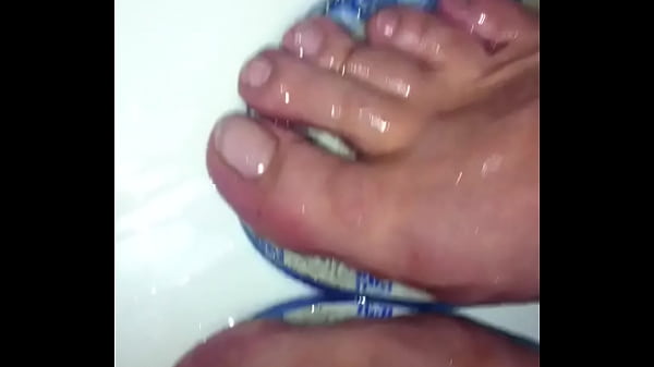 Cum on oiled wet feets 