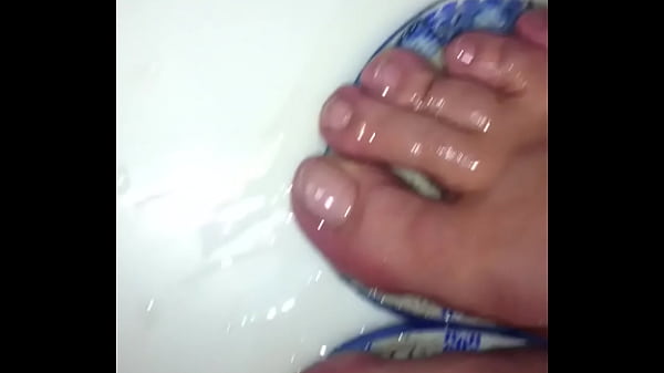 Cum on oiled wet feets 