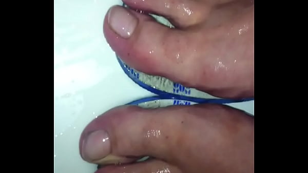 Play MP4 - Cum on oiled wet Feets