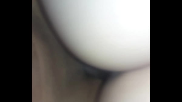 Novinha branca sentando