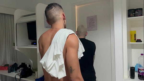 DEI PRO MEU VIZINHO NA ESCADA DO PREDIO 