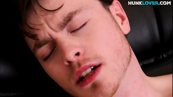 Play MP4 - Muscular jock teases nipples and jerks during solo action