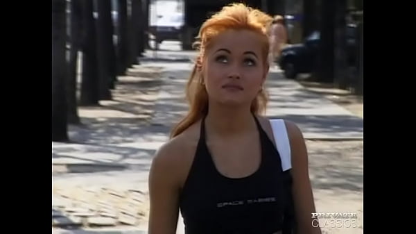 Jennifer Red Ganbang in Paris