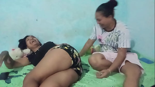 Nonton Empleadas De Servicio Disfrutan Del Sexo L&eacute;sbico, Lami&eacute;ndose El Co&ntilde;o La Una A La Otra thumbnail