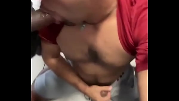 3 pirocas no mesmo box do banheiro querendo mamada e uma m&atilde;o boba por baixo pegando no meu pau 