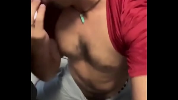 Play MP4 - 3 Pirocas no mesmo Box do banheiro querendo mamada e uma m&atilde;o boba por baixo pegando no meu Pau