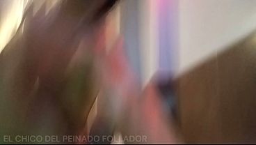 Elchicodelpeinadofollador lleva a la banera a su vecina y le hace cosas sucias mientras ella lo disfruta corriendose mas de una ves