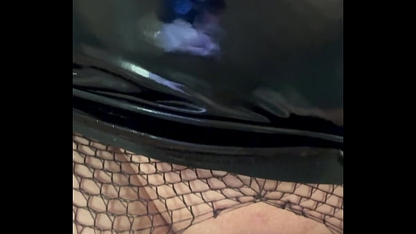 xKitty7 is naughty and fucks her pussy using a dildo 