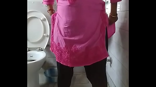 Indian bhabi_pissing_in toilet