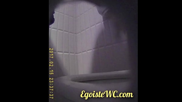 The camera in the women's toilet filmed_the beautiful_vaginas of girls close-up
