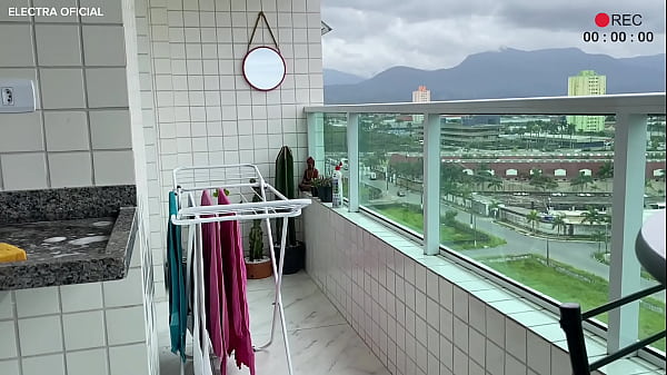 C&acirc;mera de seguran&ccedil;a empregada faz faxina com mini shorts ela &eacute; muito safada e tem uma bunda enorme