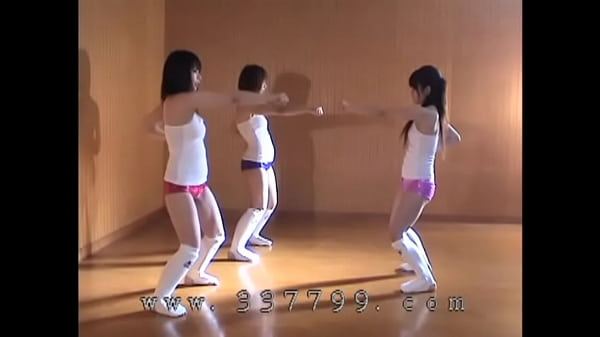 Play MP4 - Japanese mistress us kick the ball of slave