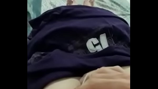 Magrinho batendo uma