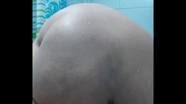 Me met&iacute; el dedo en la ducha y luego mi juguete 