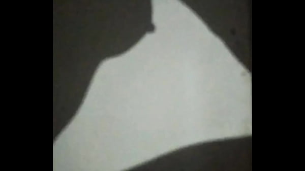 Chica de rulos graba su sombra al cachar 