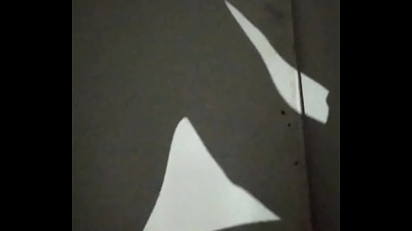 Chica de rulos graba su sombra al cachar