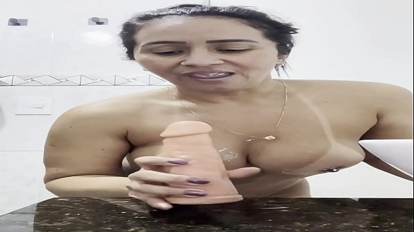 Uma brincadeirinha com meu consolo e chantilly antes do banho 