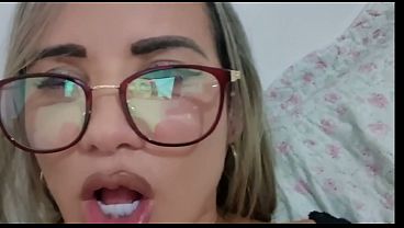 Vizinha safada descobriu que Tenho pau grosso e veio me chupar
