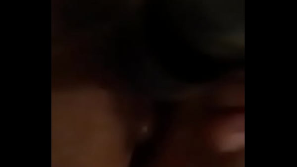 Enfiando o consolo na bucetinha 