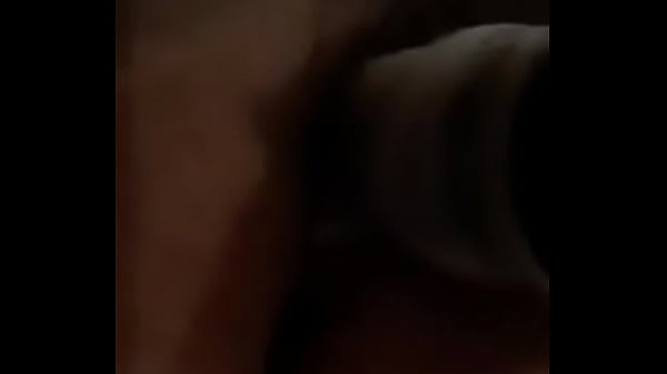 Enfiando o consolo na bucetinha 