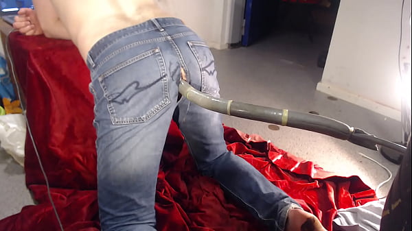 Jeroen trekt langzaam zijn broek naar beneden. 