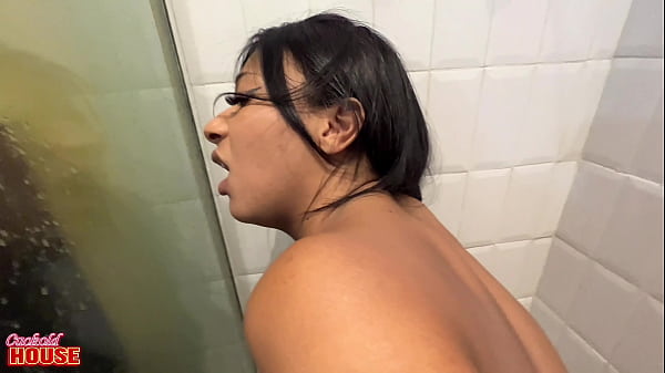 Essa morena novinha aprendeu a sentar no pau com o_cú bem_cedo