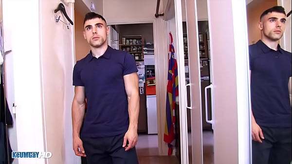 Play MP4 - Sport sales agent came for a solo gets sucked in a shower &excl;