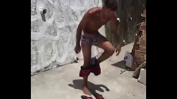 Garoto shakes pau dancando 