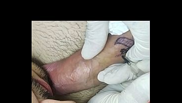 Tatuagem na base do pau do novinho terminou com a m&atilde_o dele no meu volume