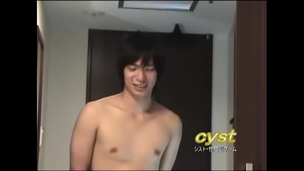 アナルを指でいじられた後は急所蹴りの激痛！ thumbnail