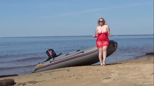 Milf with juicy ass on the beach 