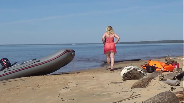 Milf with juicy ass on the beach 