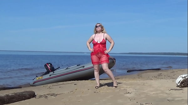 Milf with juicy ass on the beach 