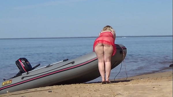 MILF with juicy ass on_the beach