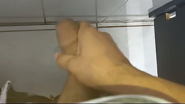 Punheta Gostosa Do Corninho No Banheiro P&uacute;blico thumbnail