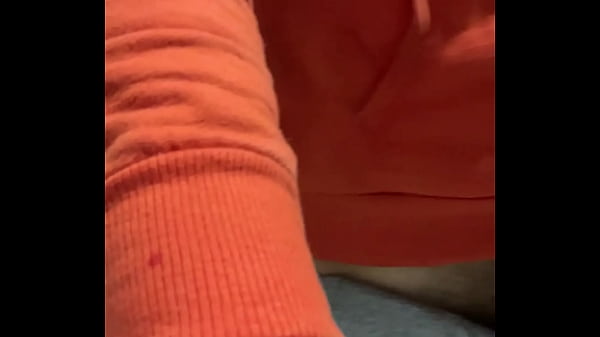 Passivo Servindo A V&aacute;rios Machos De Joelhos No Vesti&aacute;rio Da Obra Da Nova Impreiteira. thumbnail