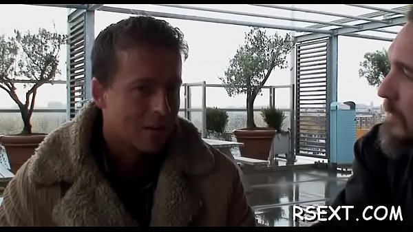 Hawt hooker withlarge fake boobs gives_a steaming hawt_blowjob