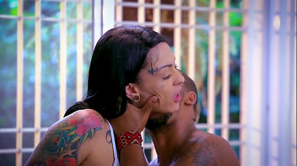 Play MP4 - Esposa conta para o corno como foi transar com o mec&acirc;nico - B&aacute;rbara Inked & Johnny