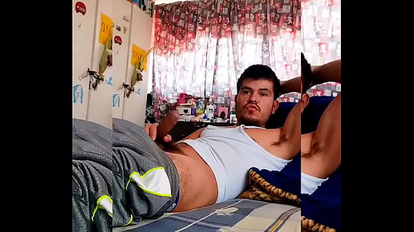 CASADO SE SACA LA VERGA FRENTE A AMIGO GAY PARA QUE LO COMPLAZCA 