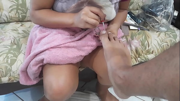 Play MP4 - Manicure Finalizando o de el toro de oro e oferecendo a bucetinha