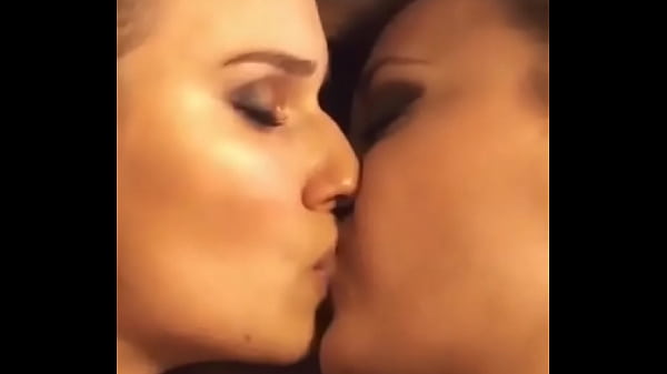 Lesbian kissing pussy
