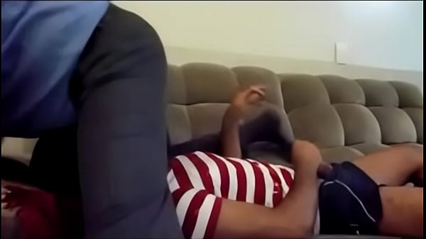 Putinho levando surra de cinto.