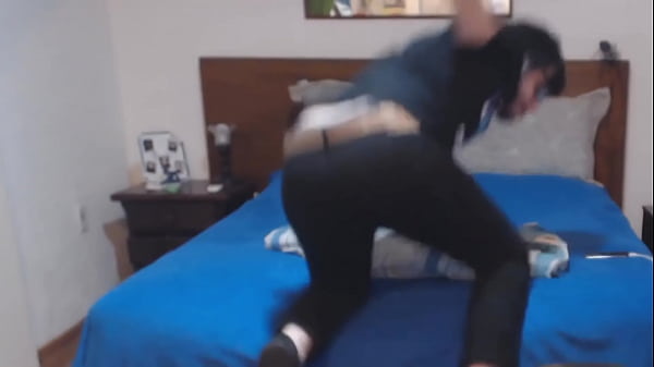 NERD GAY SAFADO ENFIANDO GARRAFA NO CU