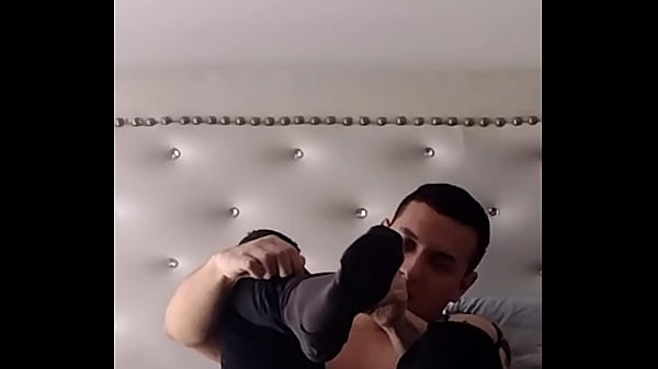 Play MP4 - Latino Big feet worship