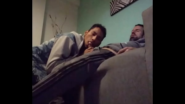 Chupando verga de este macho en el sill&oacute;n. Puro disfrute. 