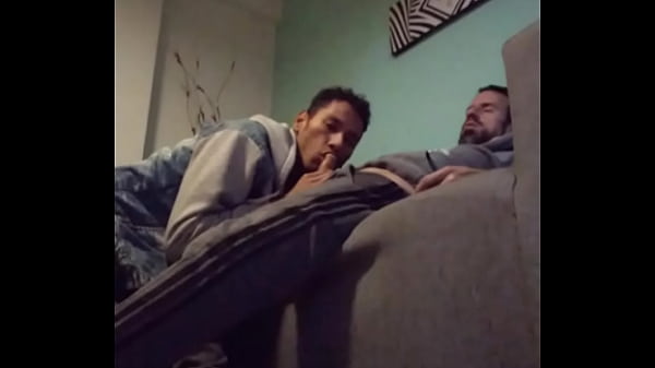 Play MP4 - Macho disfruta de una deliciosa mamada mientras relaja en el sof&aacute;&period;